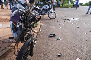 Motos envolvidas no acidente ficaram danificadas (Foto: Henrique Kawaminami)