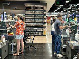 Isabella, à esquerda, passa compras no supermercado em caixa de autoatendimento. (Foto: Marcos Maluf)