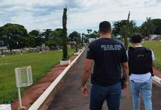 Equipe da 1ª Delegacia de Bataguassu durante investigações no cemitério (Foto: Divulgação | PCMS)