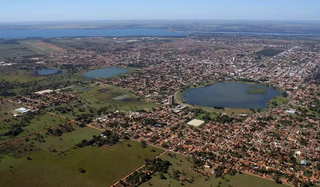 Vista aérea mostra lagoas que dão nome ao município situado a 327 quilômetros da Capital. (Foto: Arquivo/Campo Grande News)