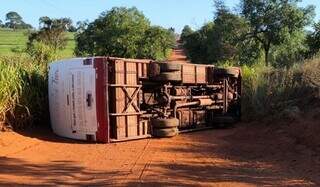 Ônibus tombado em estrada de Paranaíba. (Foto: JP News)