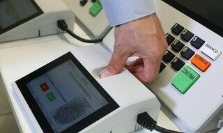 Eleitor informa impressão digital a leitor do TSE. (Foto: Abdias Pinheiro/TSE)