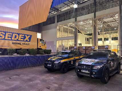 PRF encontra contrabando milionário em caminhão-baú dos Correios