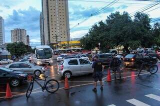 Congestionamento entre a Avenida Afonso Pena e a rua 13 de Maio após queda de árvore na Praça Ary Coelho (Foto: Juliano Almeida)