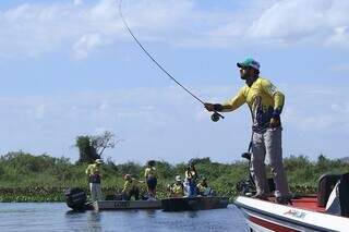 Pescadores profissionais e amadores se encontram em barcos para achar o melhor lugar da pescacria no Rio Paraguai, no Pantanal (Foto: Edemir Rodrigues) 