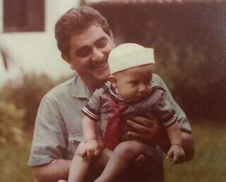 O ex-governador Pedro Pedrossian com o neto no colo, em foto antiga tirada no jardim da casa da Afonso Pena.