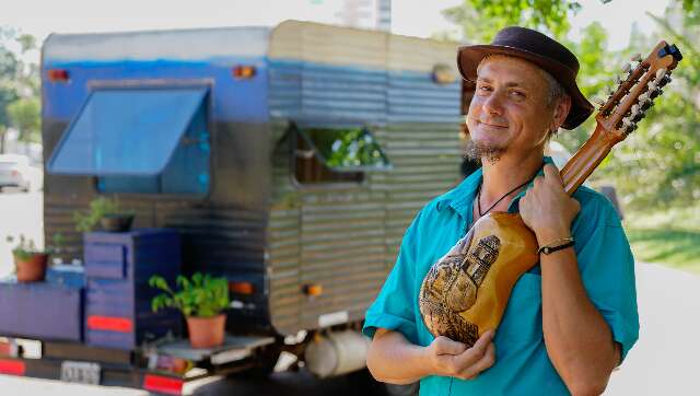 Ao lado do &#039;charango&#039;, Julio vive uma aventura por dia como viajante