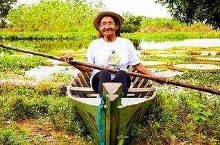 Além de artesã, Catarina Guató é reconhecida como mulher canoeira do Pantanal (Foto: Arquivo/Augusto Dauster)