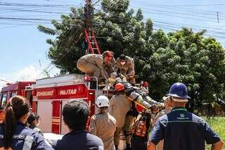 Resgate foi realizado pela equipe do Corpo de Bombeiros (Foto: Henrique Kawaminami)