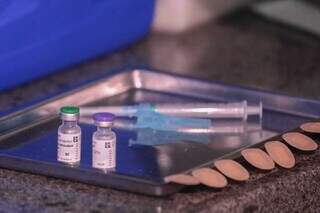 Doses da vacina prontas para serem aplicadas em unidade de saúde de Campo Grande (Foto: Marcos Maluf)