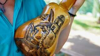 Instrumento sul-americano, charango é decorado por arte feita à mão (Foto: Alex Machado)