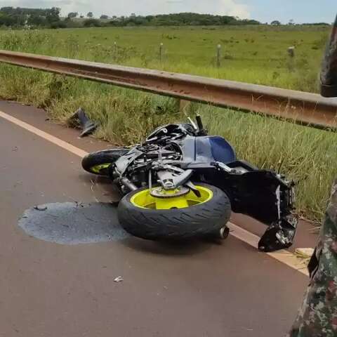 Motociclista perde controle da dire&ccedil;&atilde;o em curva e morre ao bater em guard-rail