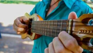 Ao lado do &#039;charango&#039;, Julio vive uma aventura por dia como viajante