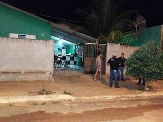 Policiais e peritos no local do crime, em Sonora. (Foto: Sidney Assis, de Coxim)