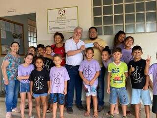 De óculos, Ricardo em um dos registros de aniversário onde fez doação à instituição. (Foto: Arquivo pessoal)