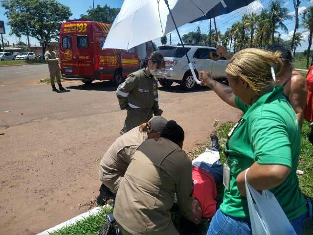 Motociclista bate em caminhonete e espera resgate por 1 hora no sol