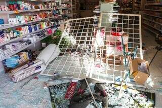 Pela manhã, cenário na loja é de destruição (Foto: Henrique Kawaminami)