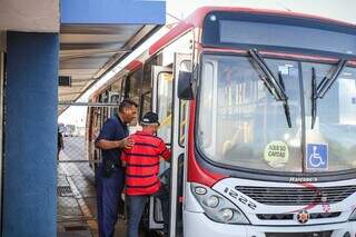 Ônibus que foi colocado na entrada do terminal para os passageiros comprarem a passagem (Foto: Henrique Kawaminami) 