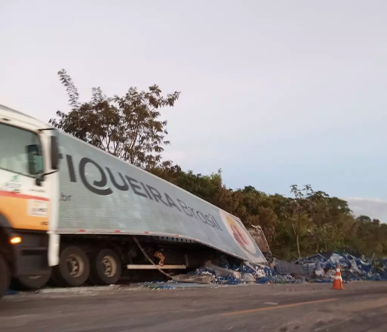 Caminhoneiro &eacute; preso ap&oacute;s morte de fam&iacute;lia em acidente