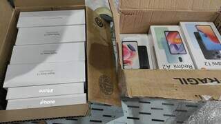 Aparelhos celulares de última geração foram encontrados em caixas lacradas durante vistoria. (Foto: Reprodução/PRF)