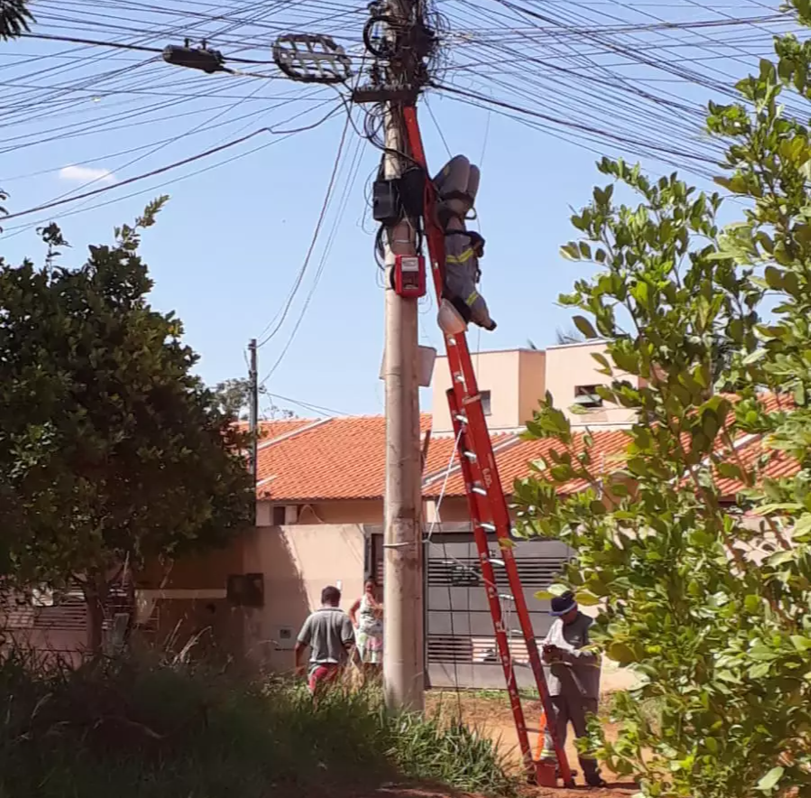 Funcionário de empresa sofre descarga elétrica e fica pendurado no poste