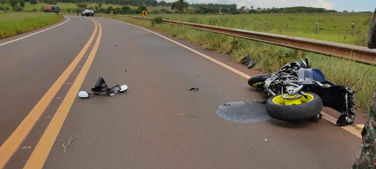 Motociclista perde controle da direção em curva e morre ao bater em guard-rail