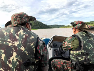 Policiais militares ambientais fiscalizando um dos rios de Mato Grosso do Sul no retorno da pesca (Foto: PMA)