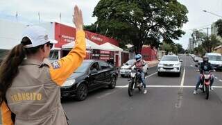 Agente da Agetran dando ordem de parada aos motoristas (Foto: divulgação PMCG)