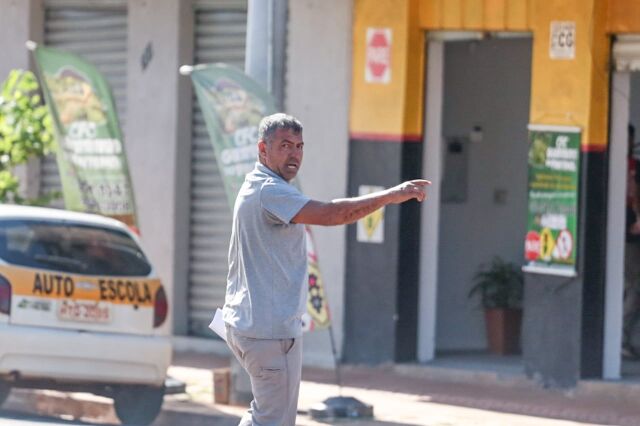 ""Parabéns, Brasil": alvo de operação coloca tornozeleira e sai revoltado "