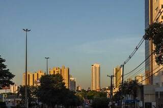 Céu de Campo Grande na manhã desta sexta-feira. (Foto: Henrique Kawaminami)