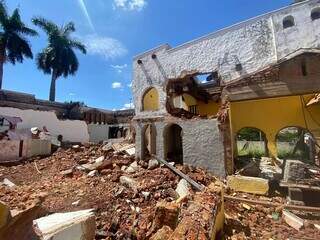 Casa que foi da família Pedrossian é demolida na Avenida Afonso Pena, em Campo Grande (Foto: Thailla Torres)