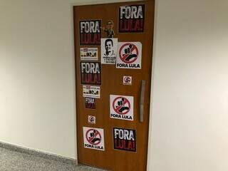 Porta do gabinete do deputado estadual cassado, Rafael Tavares.
