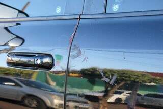 Marcas de sangue na porta da caminhonete Dodge Ram. (Foto: Juliano Almeida)