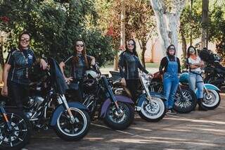 Segunda da direita para esquerda, Débora Louise com amigas motociclistas.  (Foto: arquivo pessoal)