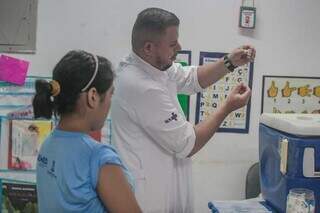 Em sala de aula de escola no Jardim das Macaúbas, 181 foram vacinados hoje (Foto: Marcos Maluf)