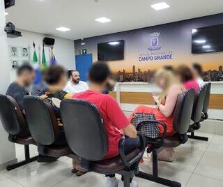 Grupo de educadores debateu erros de processo seletivo com vereador Juari Lopes (PSDB) em reunião na Câmara Municipal. (Foto: Reprodução)