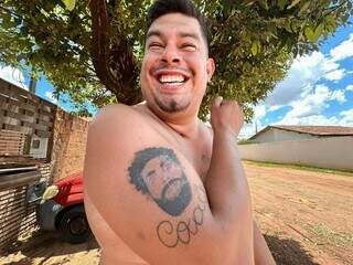 Tatuagem de Murilo Couto chamou atenção em show do humorista. (Foto: Marcos Maluf)