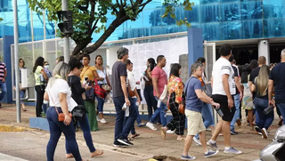 Professores se agrupam na entrada de universidade no dia de aplicação das provas. (Foto: Arquivo/Alex Machado)