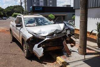 Parte frontal da Fiat Toro danificada na colisão (Foto: Henrique Kawaminami)