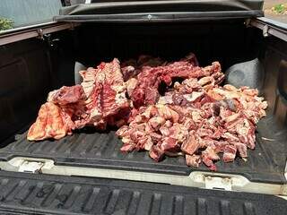 Carne de abate clandestino apreendido no primeiro comércio (Foto: Direto das Ruas)