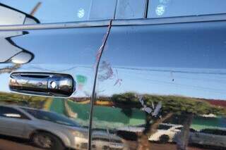 Marca de sangue na porta da caminhonete (Foto: Juliano Almeida)
