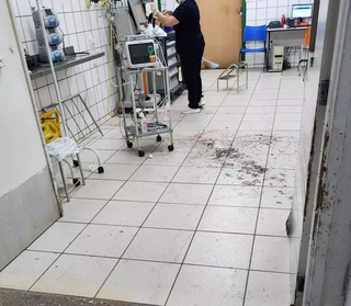 Piso de sala de emergência ficou com marcas de sangue após atendimento. (Foto: Geniffer Valeriano)