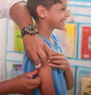 Dia de vacinação parece "festa" em escola da Capital e anima crianças