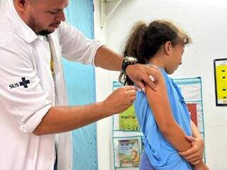 Criança aluna da Reme de Campo Grande sendo vacinada contra dengue (Foto: Marcos Maluf) 