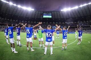 Jogadores do Cruzeiro comemorando vitória no Mineirão (Foto: Staff Images)