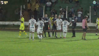 Jogadores cumprimentando arbitragem ao final da partida em Sidrolândia (Foto: Reprodução/Novo FC TV)