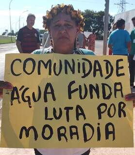 Moradora da região reivindica regularização fundiária na Aldeia Água Funda (Foto: Direto das Ruas)