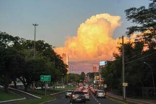 Tempo, fim de tarde avenida Afonso Pena, em Campo Grande. (Juliano Almeida)