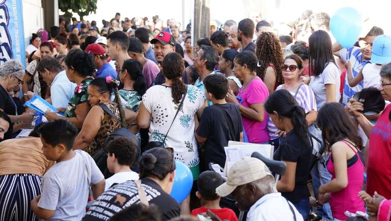 Multidão aguarda atendimento durante o mutirão "Todos em Ação" (Foto: Alex Machado)