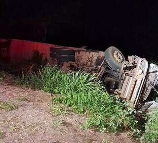 Caminhão tombado às margens de estrada em Alto Caracol. (Foto: Jardim MS News)